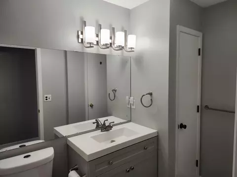 Bath - 4444 Woodgate Ct, Eagan, MN 55122 photo 2 of 4