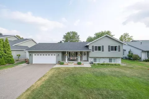 7685 Upper 45th St N, Oakdale, MN 55128