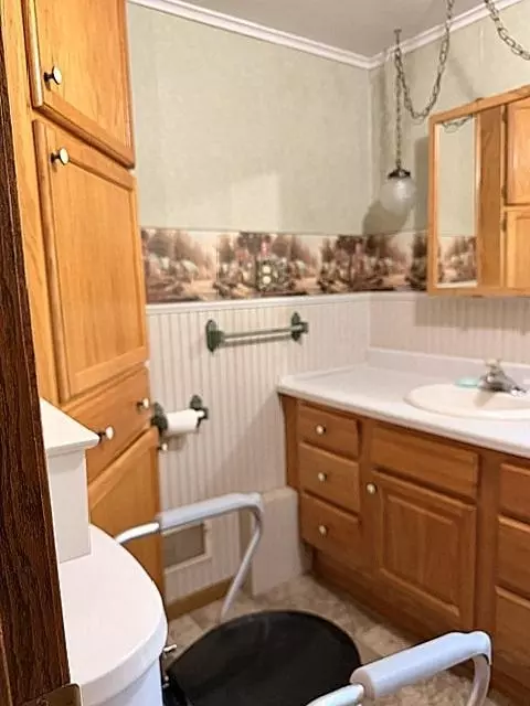Bath - 2022 River Rd, Windom, MN 56101 photo 1 of 4