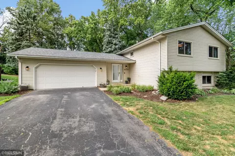 10581 Lake Fall Dr, Eden Prairie, MN 55347