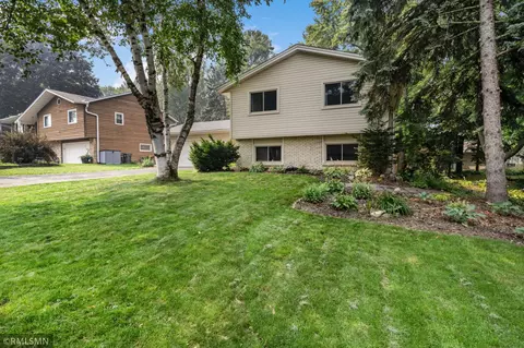 10581 Lake Fall Dr, Eden Prairie, MN 55347