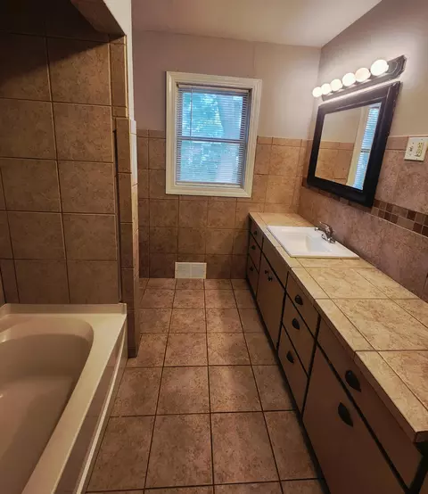 Bath - 514 7th Ave SE, Pipestone, MN 56164 photo 1 of 2