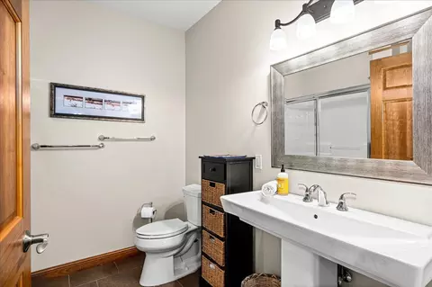 Bath - 231 Hickory St, Duluth, MN 55811 photo 3 of 3