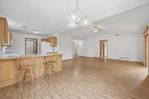 Living - 4122 Dublin Dr, Saint Cloud, MN 56301 photo 2 of 7
