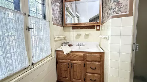 Bath - 829 3rd Ave, Madison, MN 56256 photo 4 of 5