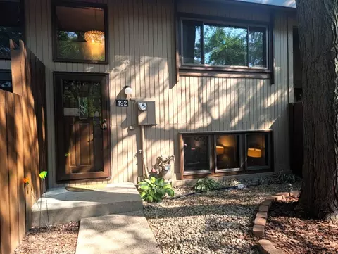 192 River Woods Ln, Burnsville, MN 55337
