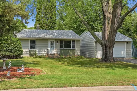 563 Shryer Ave W, Roseville, MN 55113