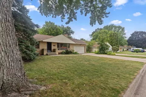 1390 Skillman Ave W, Roseville, MN 55113