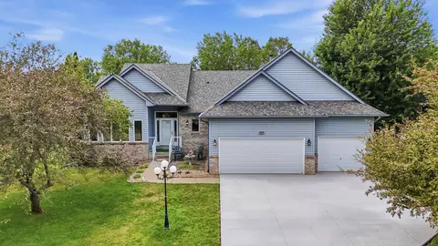 4852 Hillvale Ave N, Oakdale, MN 55128