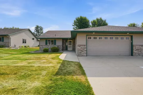 680 W River Dr, New London, MN 56273