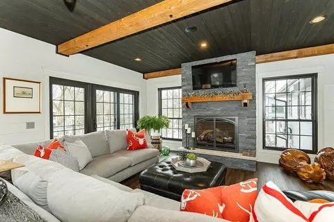 Living - 503 24th St SW, Austin, MN 55912 photo 2 of 4