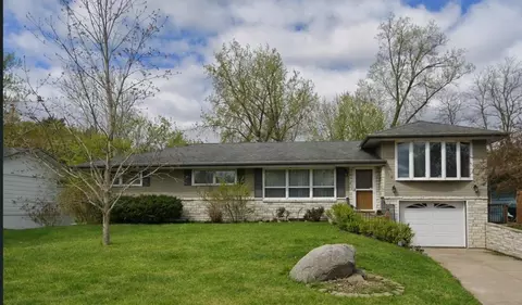 810 Oakwood Dr, New Brighton, MN 55112