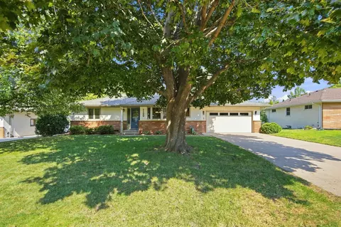 1129 Pike Lake Dr, New Brighton, MN 55112