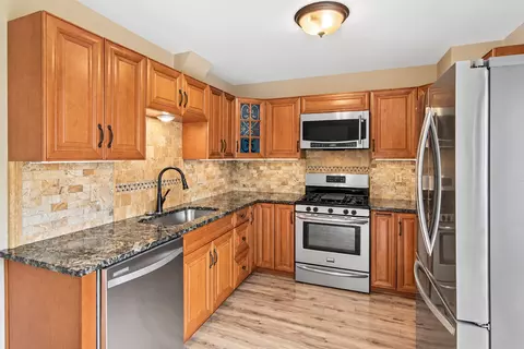 2646 Mackubin St, Roseville, MN 55113
