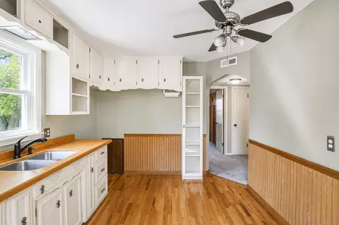 Entry Way - 2102 E Oakland Ave, Austin, MN 55912 photo 1 of 3