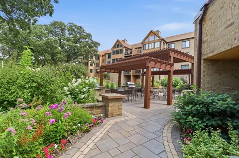 6100 Auto Club Rd #305, Bloomington, MN 55438
