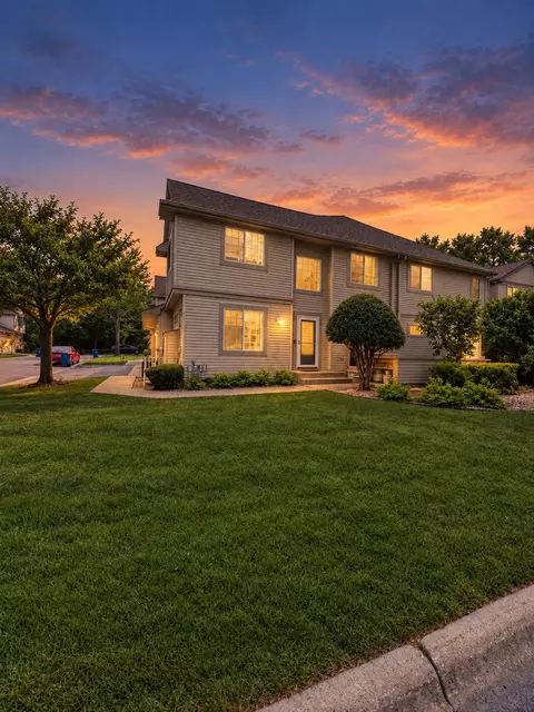 1056 Lovell Ave W, Roseville, MN 55113