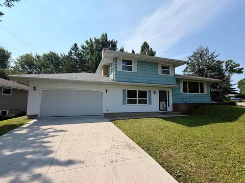 1277 Imperial Ln, New Brighton, MN 55112