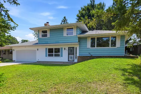 1277 Imperial Ln, New Brighton, MN 55112