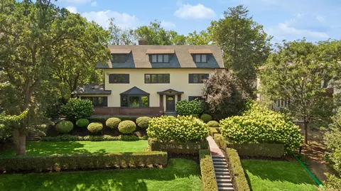 2204 W Lake Of The Isles Pkwy, Minneapolis, MN 55405