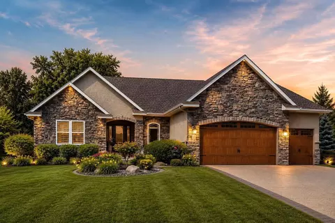 2462 Lone Eagle Trl, Woodbury, MN 55129