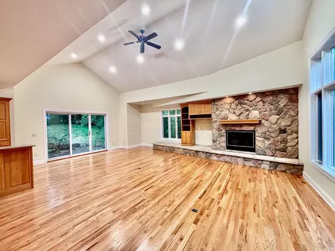 9848 Oak Shore Dr, Lakeville, MN 55044