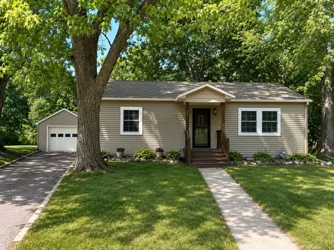 140 Lewis Ave E, Winsted, MN 55395