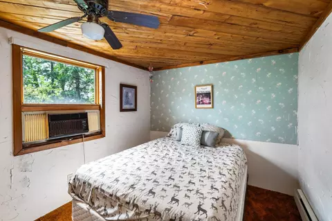 Bedroom - 805 W 10th St, Duluth, MN 55806 photo 5 of 5