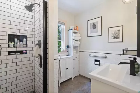 Bath - 1302 Eklund Ave, Duluth, MN 55811 photo 1 of 2