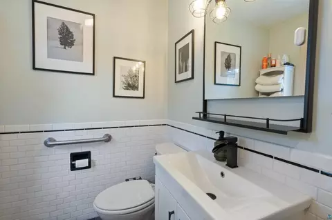 Bath - 1302 Eklund Ave, Duluth, MN 55811 photo 2 of 2