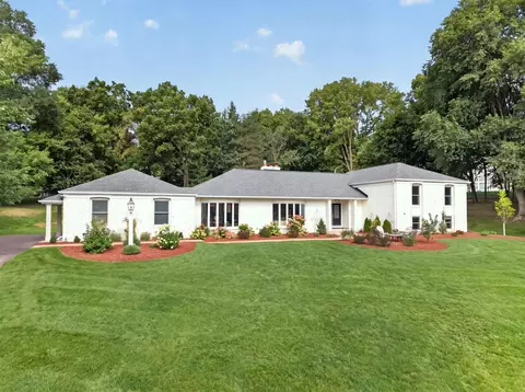 3945 Hillcrest Way, Deephaven, MN 55391