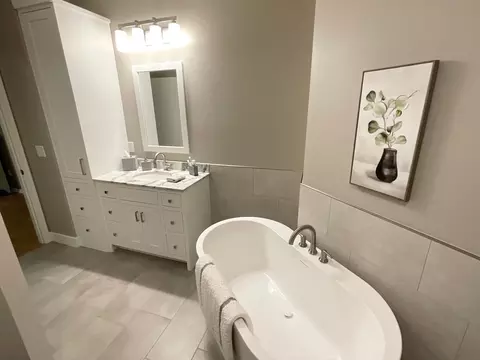 Bath - 2201 7th St NW #C, Austin, MN 55912 photo 2 of 4