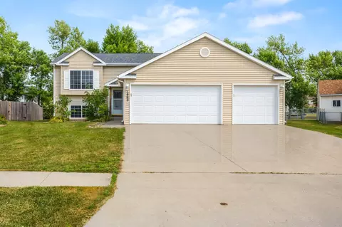 1860 Huntington Ln, West Fargo, ND 58078