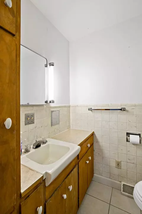 Bath - 615 7th St, Kenyon, MN 55946 photo 2 of 5