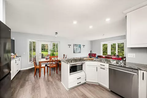 Kitchen - 26405 Smithtown Rd, Shorewood, MN 55331 photo 4 of 4