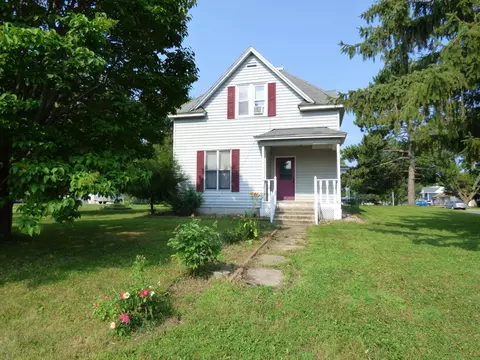 2 S Maple Ave, Le Center, MN 56057