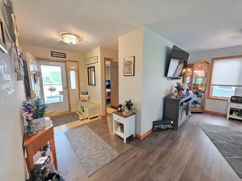 Entry Way - 114 6th Ave NE, Elgin, MN 55932 photo 2 of 2