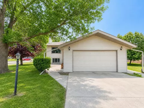 325 2nd St NW, Hillsboro, ND 58045