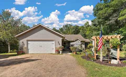 890 Saint Croix Trl, Taylors Falls, MN 55084
