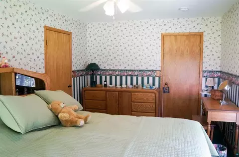 Bedroom - 5845 N Shore Dr, Duluth, MN 55804 photo 2 of 7