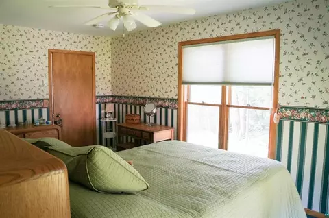 Bedroom - 5845 N Shore Dr, Duluth, MN 55804 photo 3 of 7