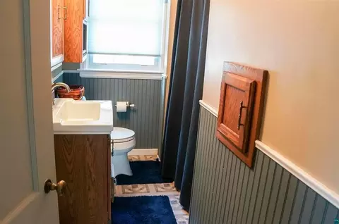 Bath - 5845 N Shore Dr, Duluth, MN 55804 photo 5 of 8