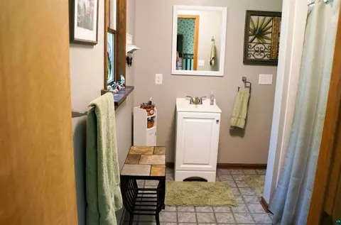Bath - 5845 N Shore Dr, Duluth, MN 55804 photo 1 of 8