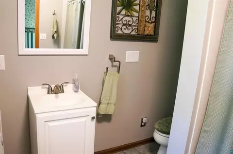 Bath - 5845 N Shore Dr, Duluth, MN 55804 photo 2 of 8