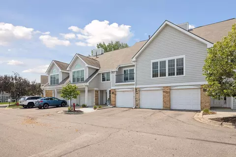 6040 Chasewood Pkwy #2, Minnetonka, MN 55343