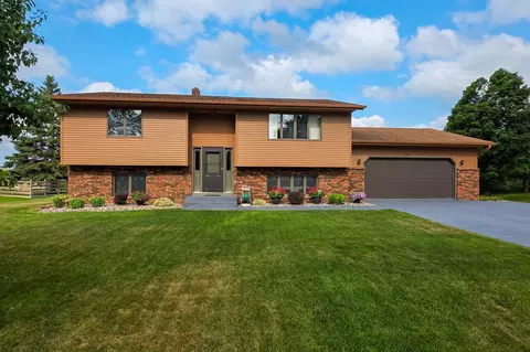 902 Park Ln, Belle Plaine, MN 56011