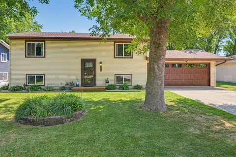 745 Dale St SW, Hutchinson, MN 55350