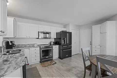 Kitchen - 9300 Prairieview Trl N, Champlin, MN 55316 photo 4 of 4