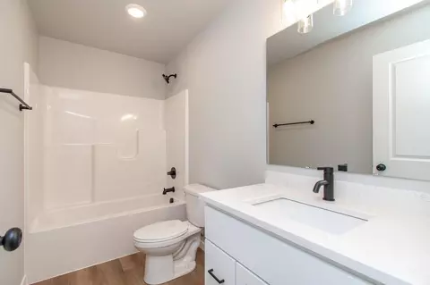 Bath - 6796 Deer Creek Pkwy, Horace, ND 58047 photo 4 of 5