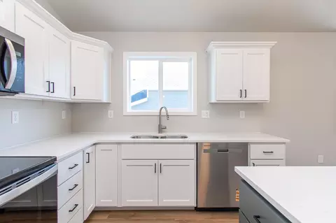 Kitchen - 6796 Deer Creek Pkwy, Horace, ND 58047 photo 5 of 5